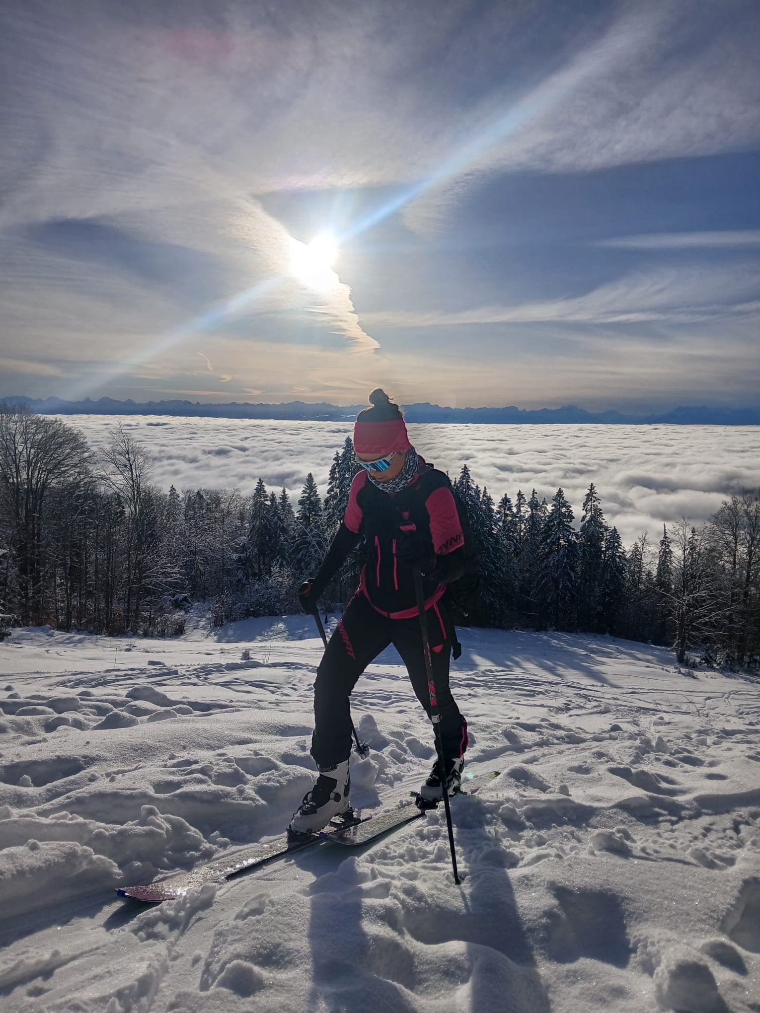 Pauline en ski au-dessus de la mer de nuages