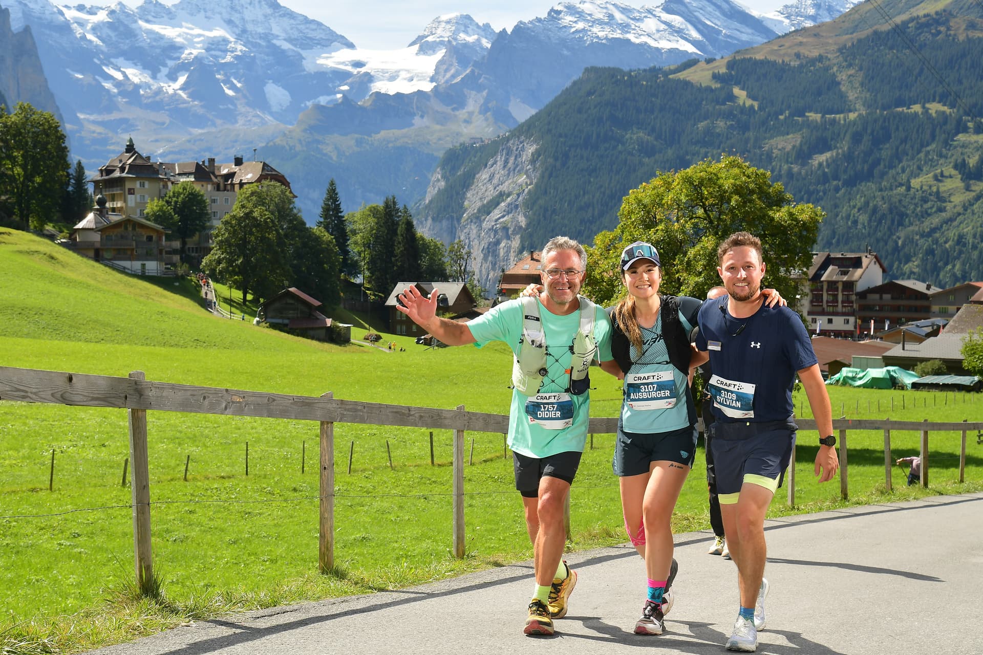 Pauline et deux coureurs lors d’un marathon en montagne