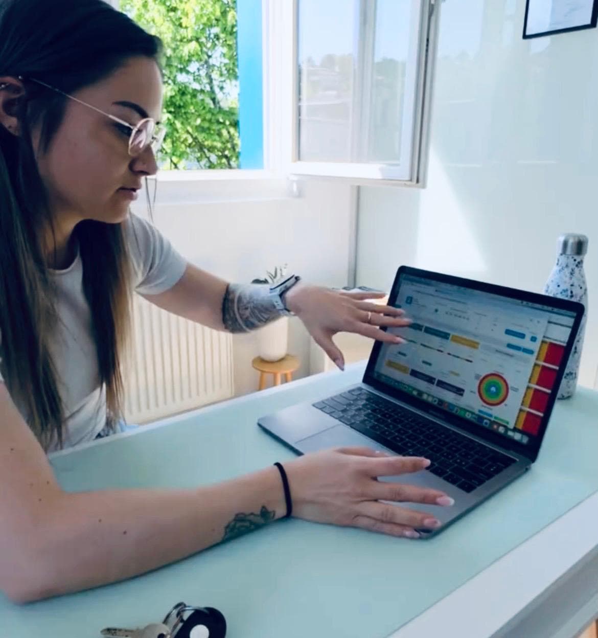Pauline analysant les résultats EBIODY sur son ordinateur